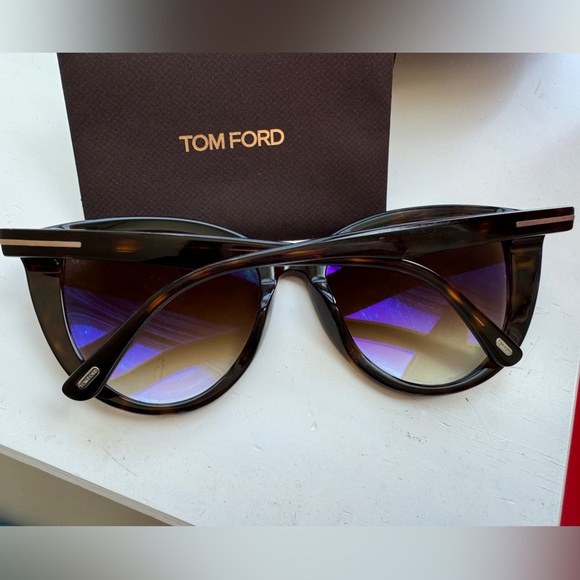 Tom Ford Eyewear Isabella 02 Cat-Eye Sunglasses - tortoise brown - Picture 9 of 16